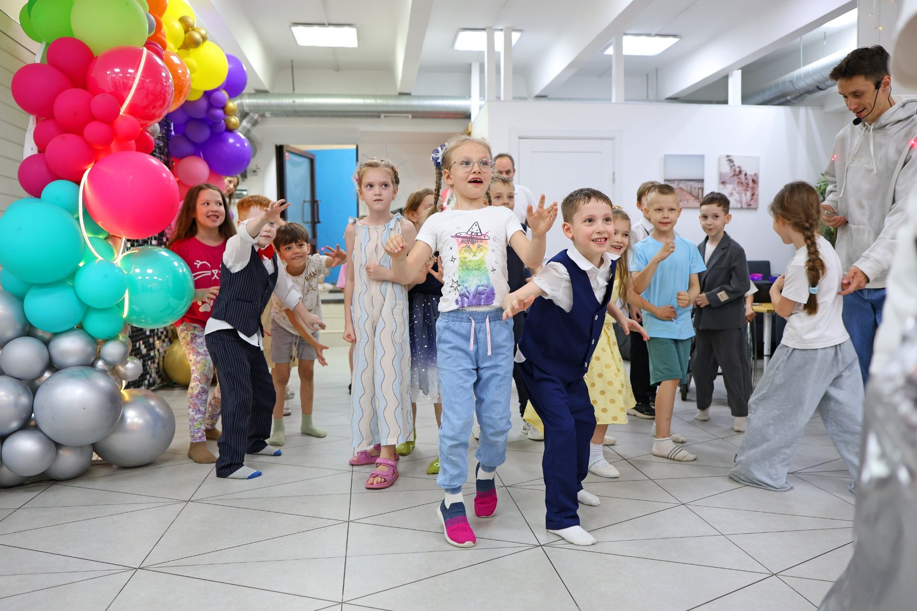 Репортажный кадр с праздника выпускного и воздушными шарами